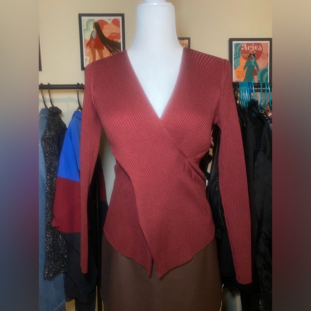 Cider rust color Knit v-neck sweater.